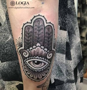 tatuaje-brazo-mano-fatima-ojo-logia-barcelona-Laia    